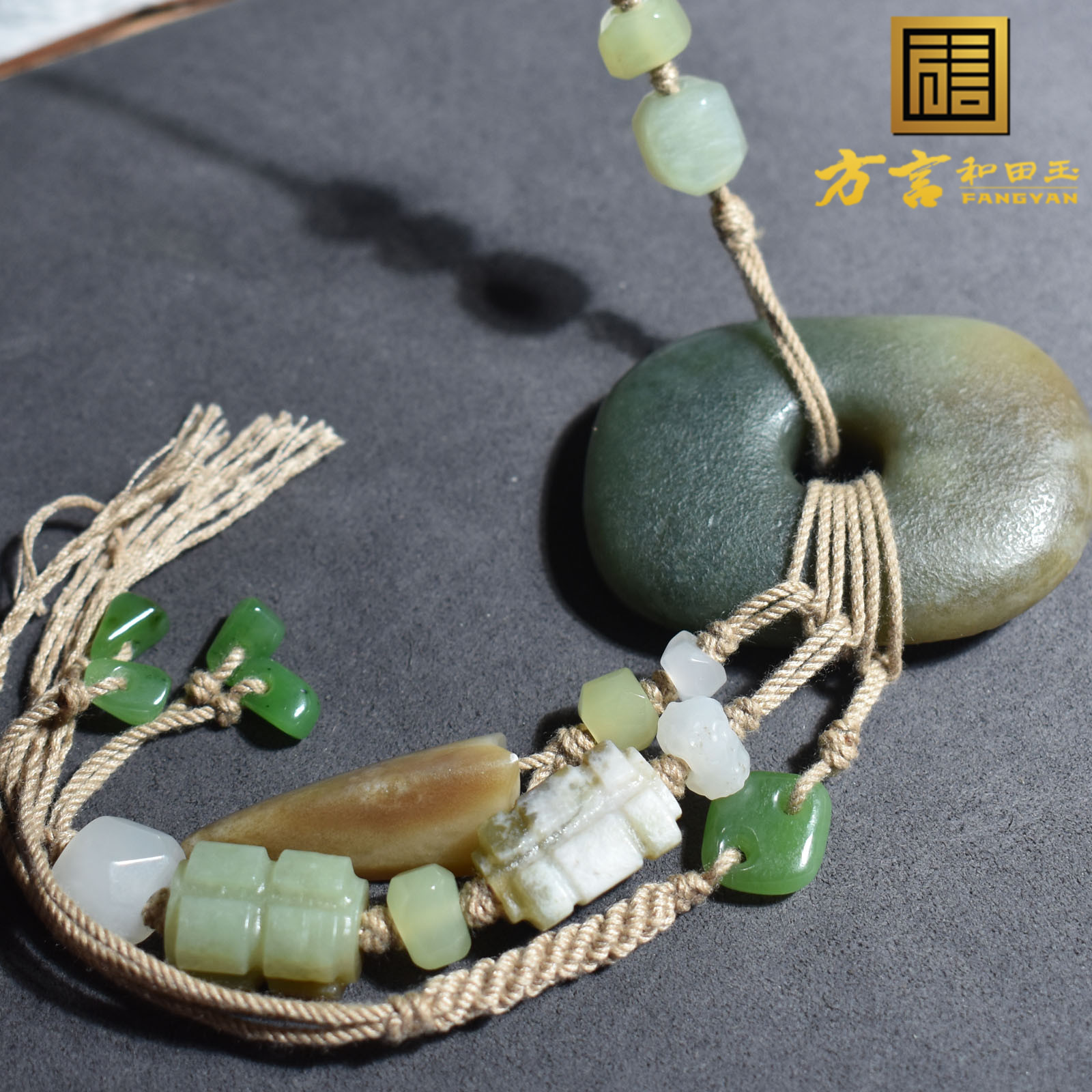 方言和田玉新疆且末翠蓝玉飘糖罕见三色玉糖玉勒子守护老光手持R1