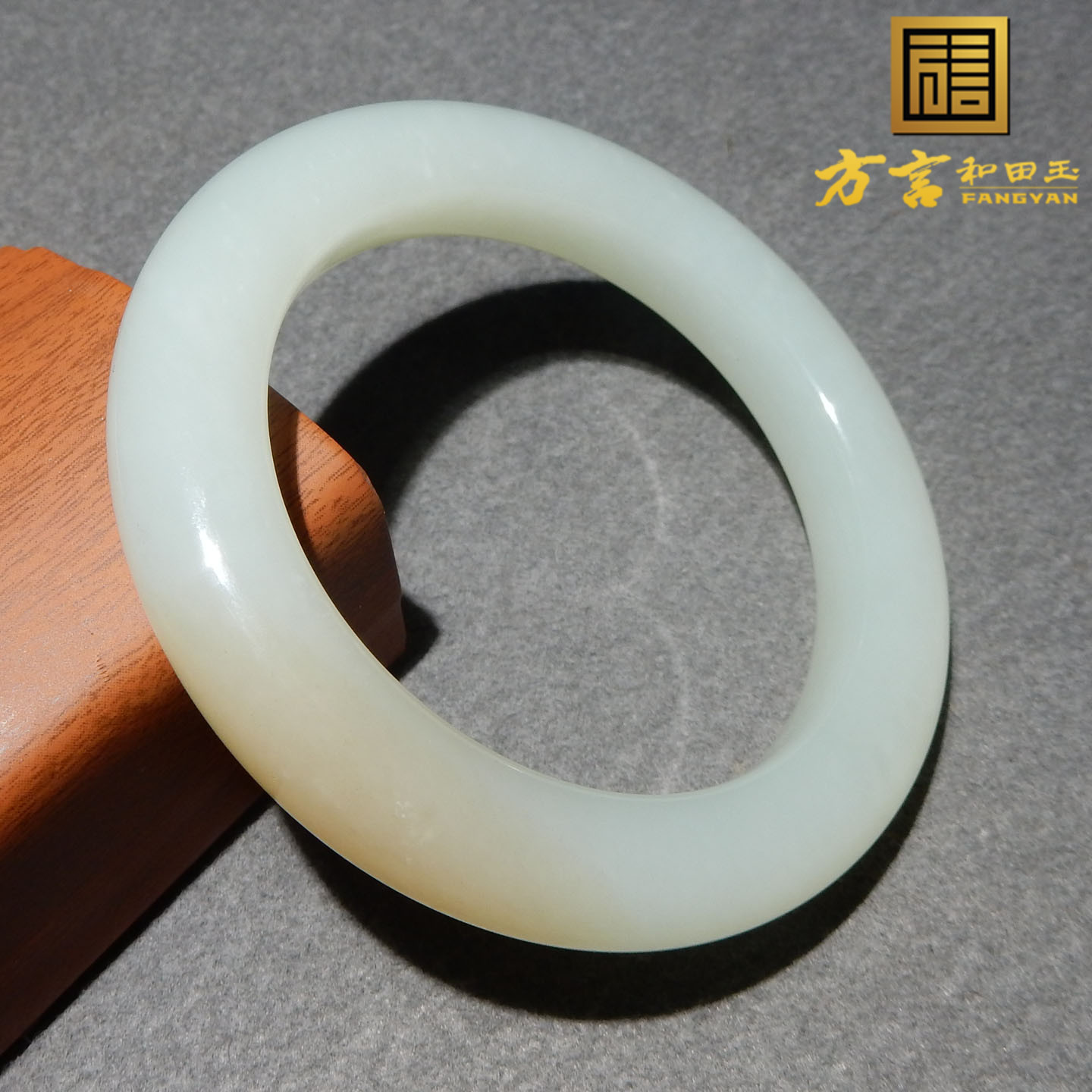 新疆和田玉糖白玉手镯子