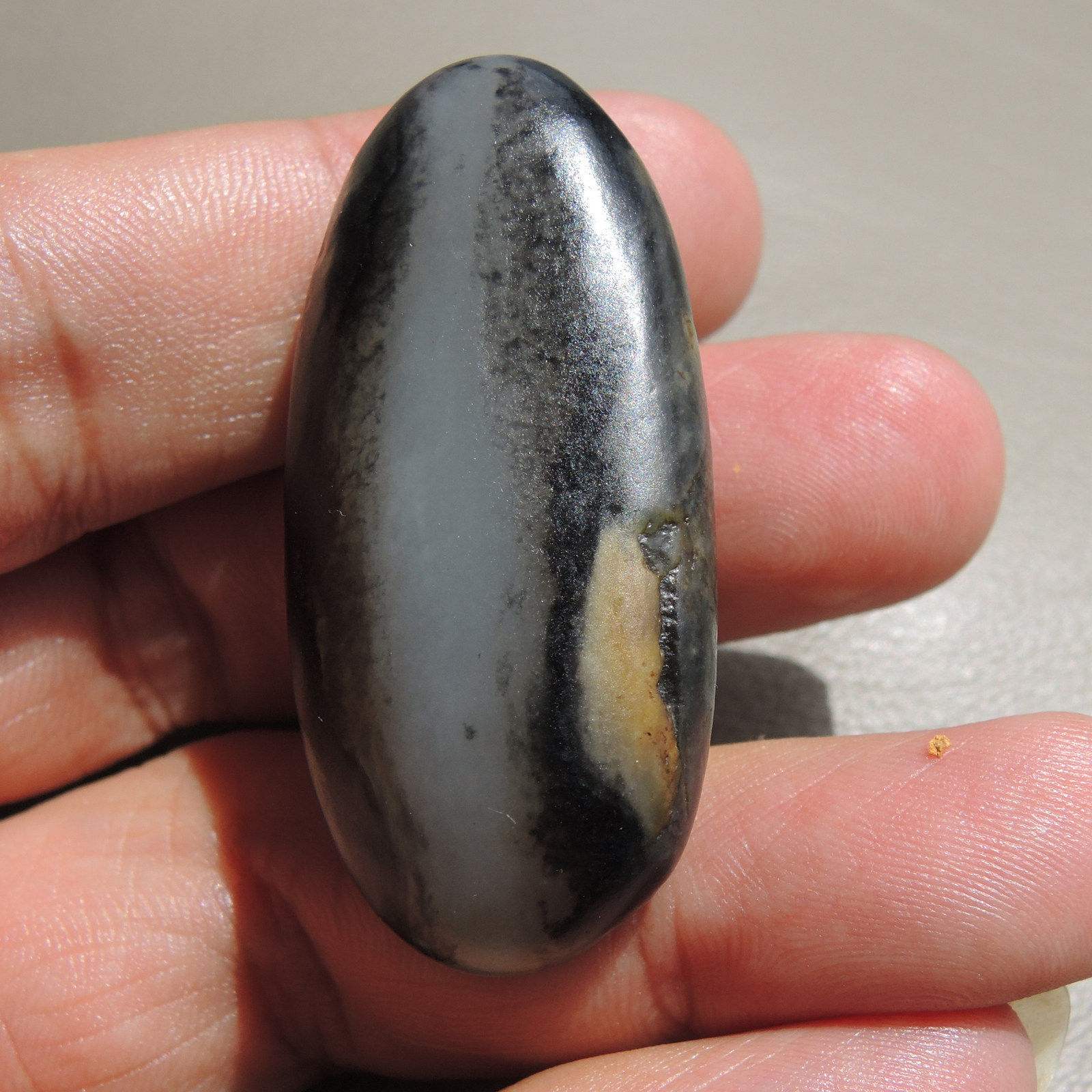 福利价金皮白玉一线天三色墨玉青花籽料人工修型水滴型水墨吊坠R