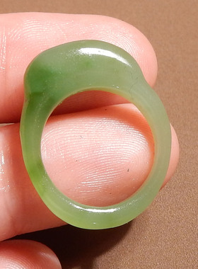 火爆了方言和田玉俄罗斯老坑料精品双色阳绿粉青碧玉卡16mm戒指s2