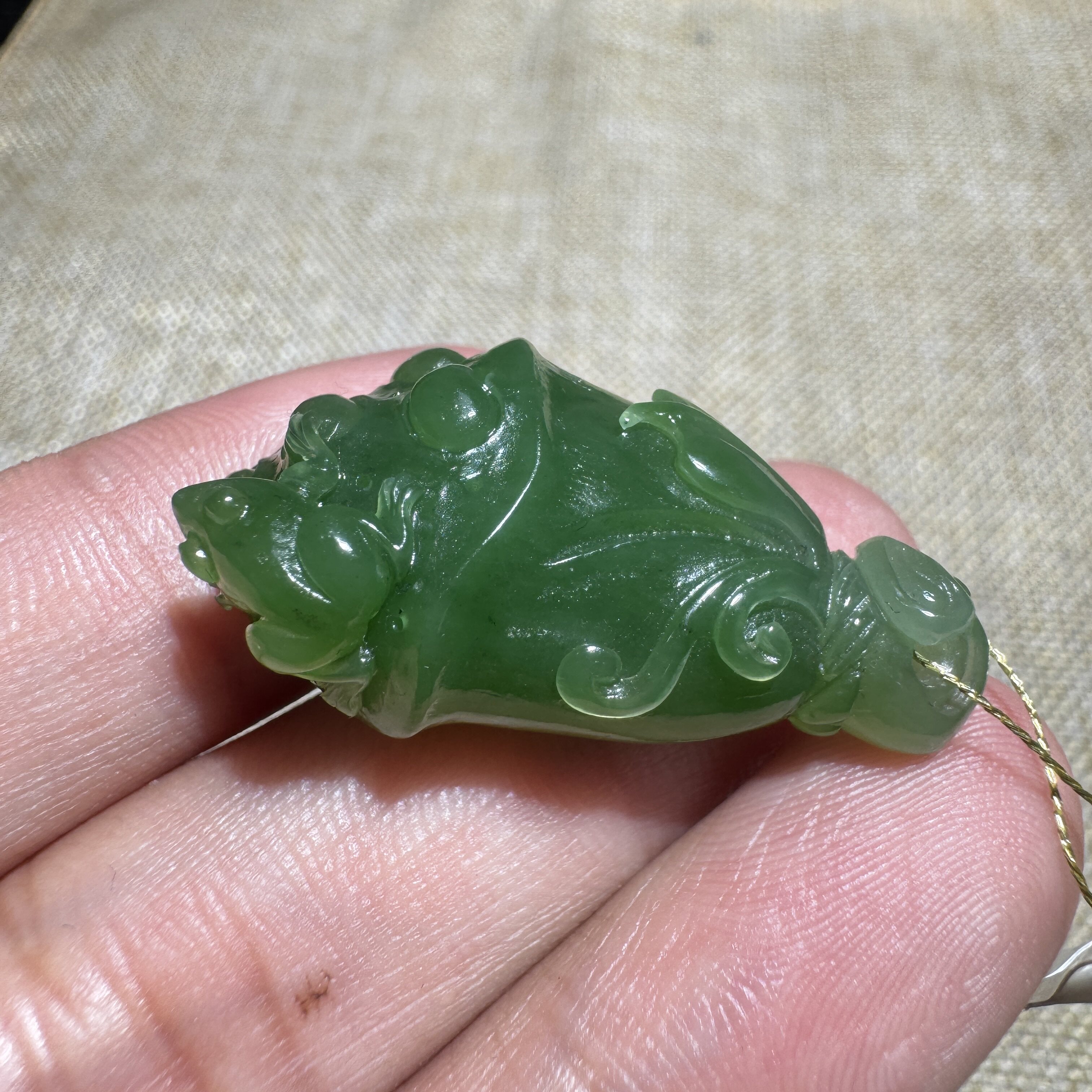 亮眼方言和田玉精品老坑俄料阳绿碧玉油润细腻呱呱来财吊坠挂件S6