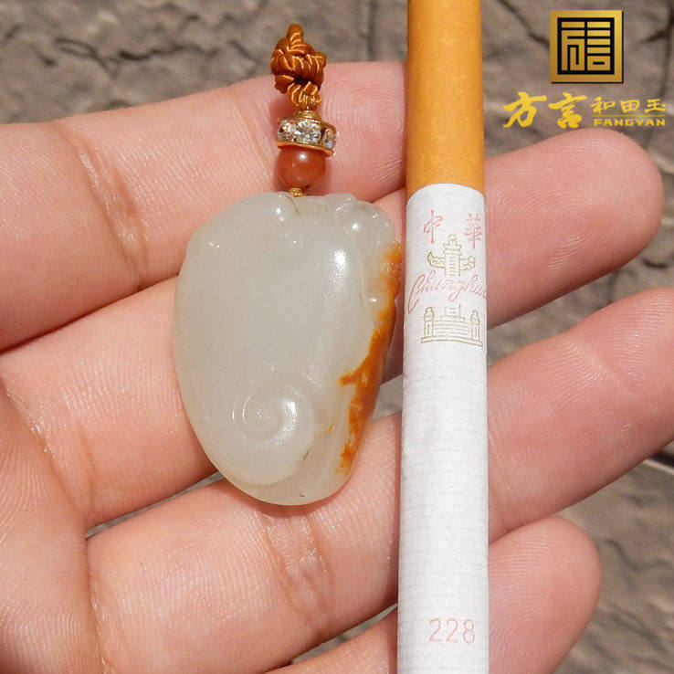 方言企业和田玉放精品黄铭红金皮白玉籽料挂件府上有龙吊坠促销F