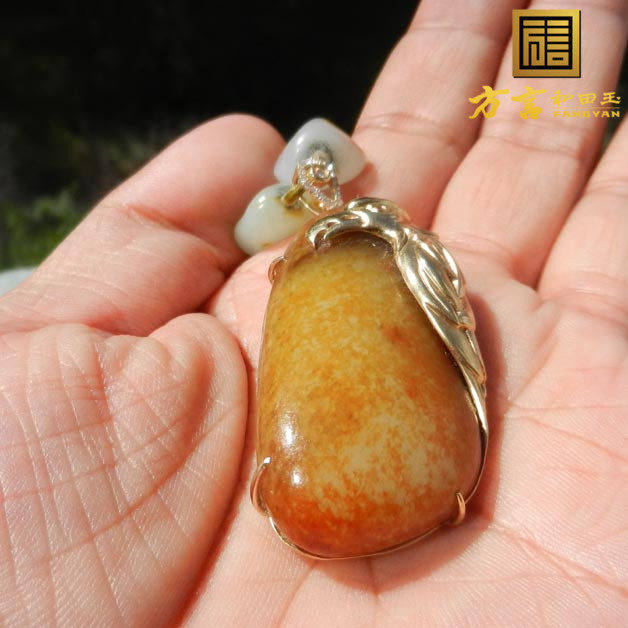 方言和田玉精品特色原生状金镶玉鹰配聚红皮羊脂玉籽料皮色项链F