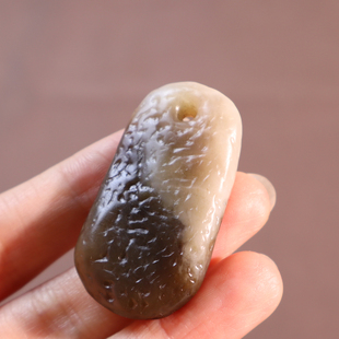 美滋滋方言精品和田玉放漏新疆特色细腻且末黑糖白玉牌吊坠挂件A2