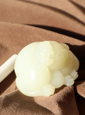 新疆且末高油润糖白玉貔貅手把件