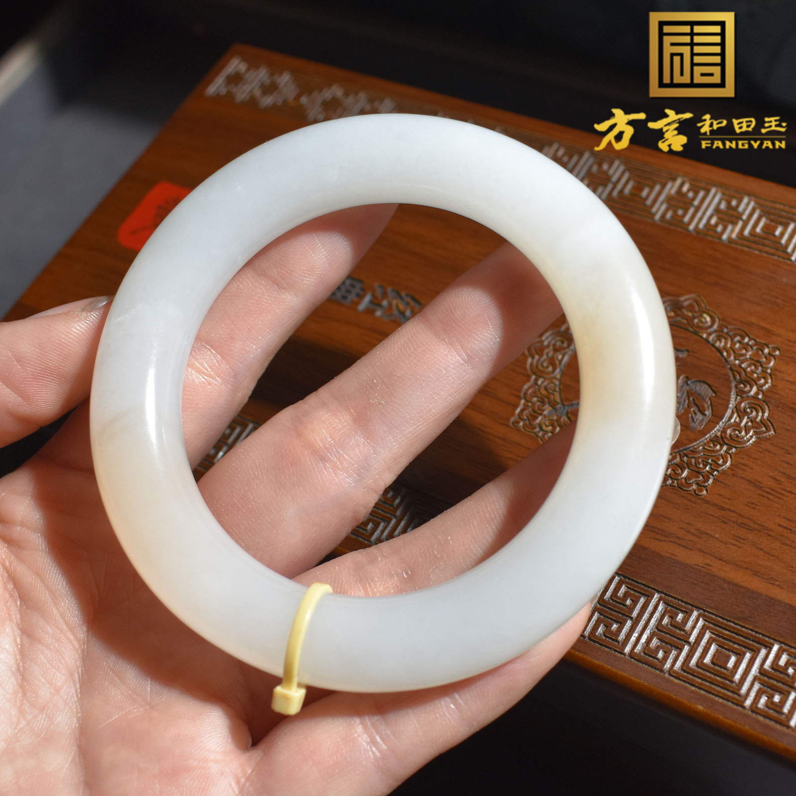 方言和田玉特惠精品俄料老坑粉色共生白玉温润55mm圆美人条手镯R1