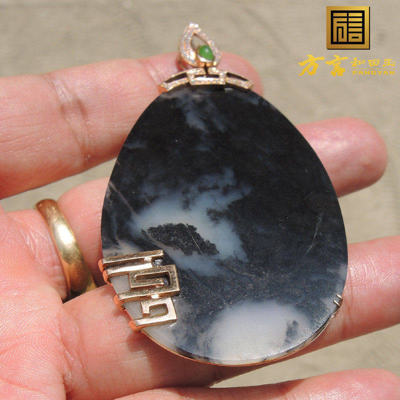 方言和田玉羊脂玉黑白分明青花墨玉籽料18K金镶玉画面玉意境吊坠F