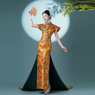 高端中式 国潮风舞台演出礼服模特走秀旗袍带拖尾刺绣龙袍金色大气