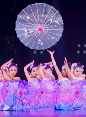 傣族舞雨涧春行图古典伞女舞蹈伞