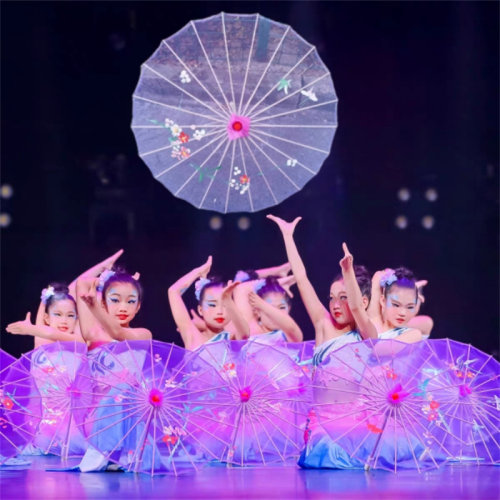 傣族舞雨涧春行图古典伞女舞蹈伞