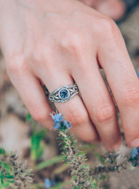 女士纯银复古蓝色托帕石镶嵌戒指