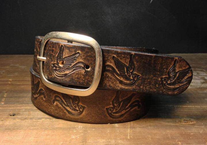 Leather㊣美国代购 手作迷人复古全粒面皮革燕子压花棕色针扣皮带