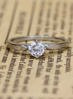 莫桑石单石镶嵌订婚戒指