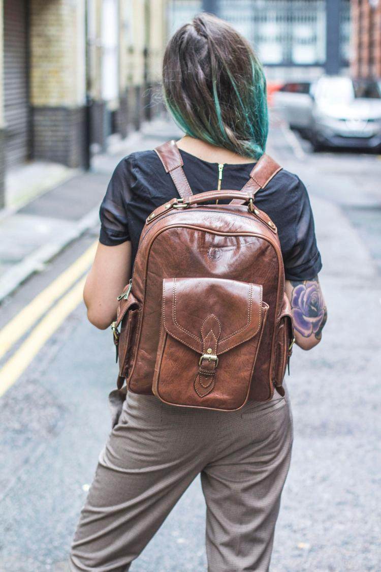 英国代购Backpack㊣ 手作复古风格金属搭扣棕色皮革办公双肩背包