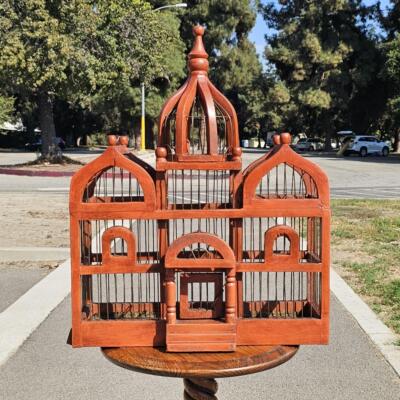维多利亚风格带圆顶雕花铁丝鸟笼