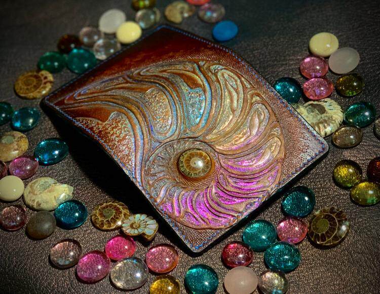 美国代购Wallet㊣ 手作精致长春花菊石化石装饰蓝色山羊皮钱包