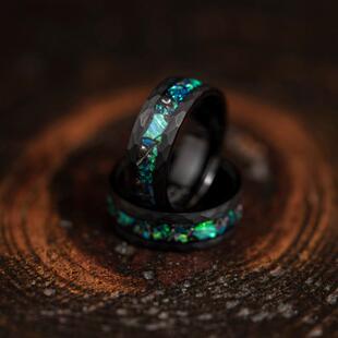 美国代购Opal◇手作复古陨石祖母绿欧泊镶嵌黑色锤击碳化钨戒指