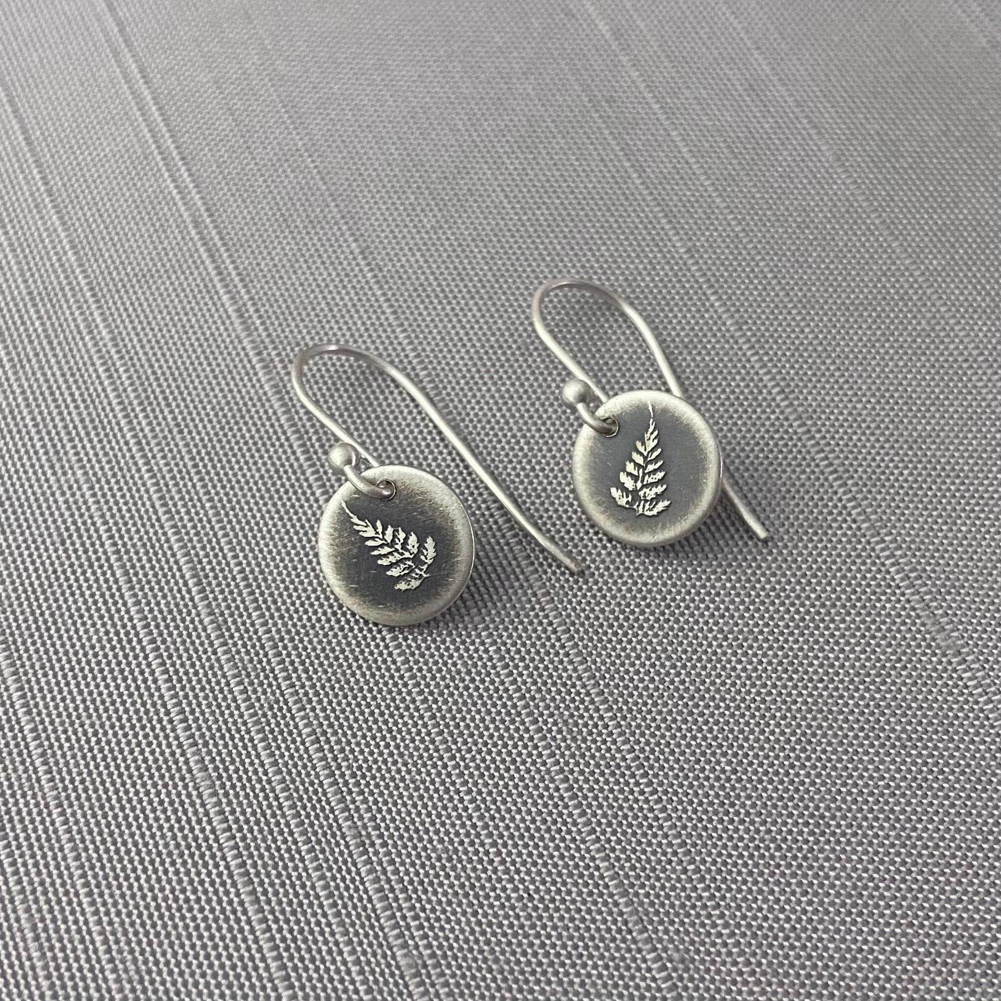 美国代购Earring㊣ 手作复古925银雕刻蕨类植物叶子图案圆形耳环