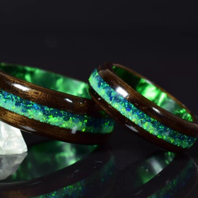 手作镶嵌绿色蛋白石桉树树脂戒指