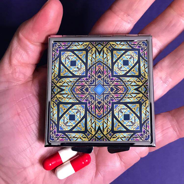 英国代购Pocket㊣ 手作彩色玻璃玫瑰窗口图案便携小巧方形药盒