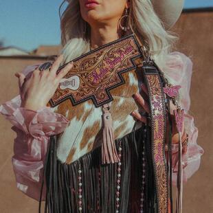 美国代购Cowhide㊣ 手作西部串珠皮革雕刻粉色蝴蝶流苏单肩斜挎包