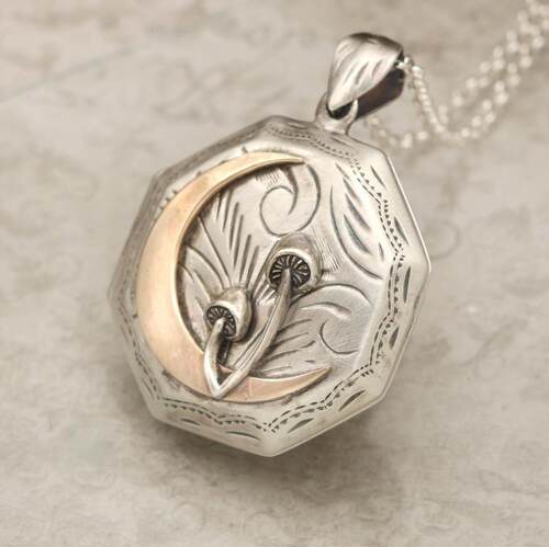 纯银指南针蘑菇弯月雕刻小盒项链