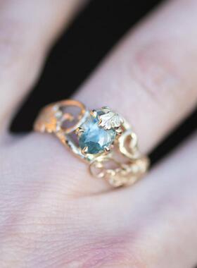 蓝宝石14k金树枝橡树叶订婚戒指