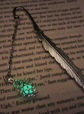 加拿大代购 Glow◇手作复古羽毛心形镂空吊灯蓝绿色夜光银色书签