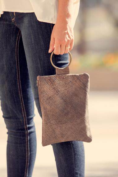 Leather㊣海外代购 手作特别仿古黄铜环晚宴包真皮手抓手拿包