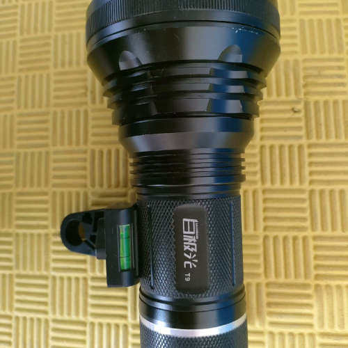 议价开拓顶点白极光T9手电筒，蓝光，成色如图，有点磨损，正常使