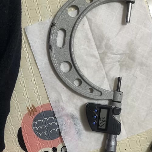 议价三丰数显千分尺，标签掉了型号未知，正常使用精度标准，成色图片