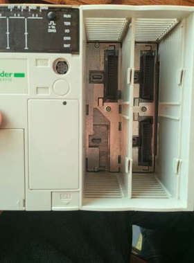 议价PLC，型号是TSX3710101，成色轻微使用痕迹。