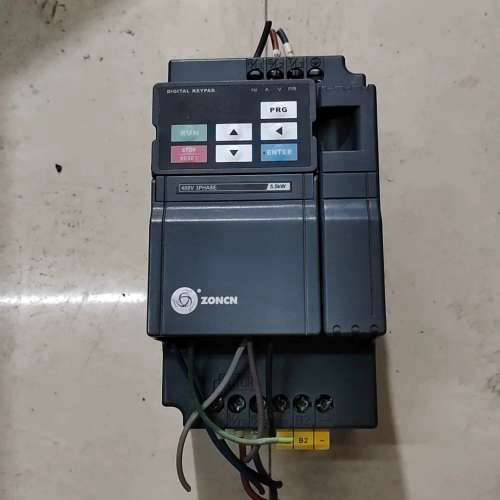 议价拆机的众辰Z2400-5R5G变频器，外观成色新，只是下面固