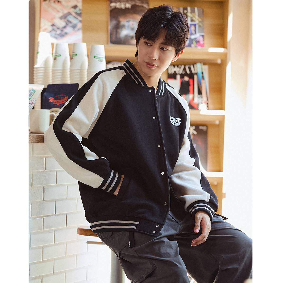 唐狮春秋季新款男棒球领拼接左胸绣花短款针织开衫外套风衣少年