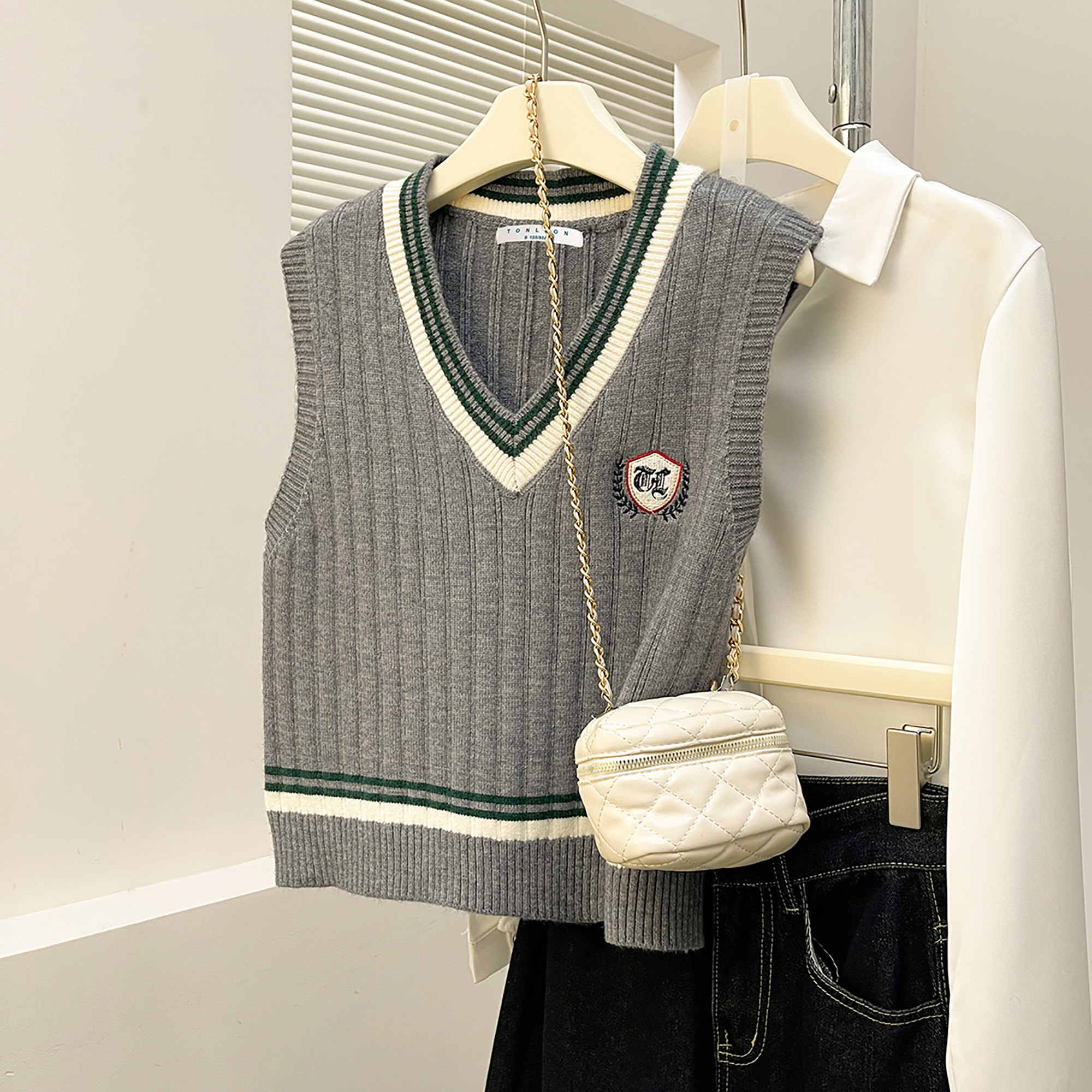 唐狮2026学院风V领套头马甲女毛衣甜美百搭通勤日常设计感,女装/女士精品,毛针织衫,淘宝优惠券,粉丝福利购,淘宝优惠卷