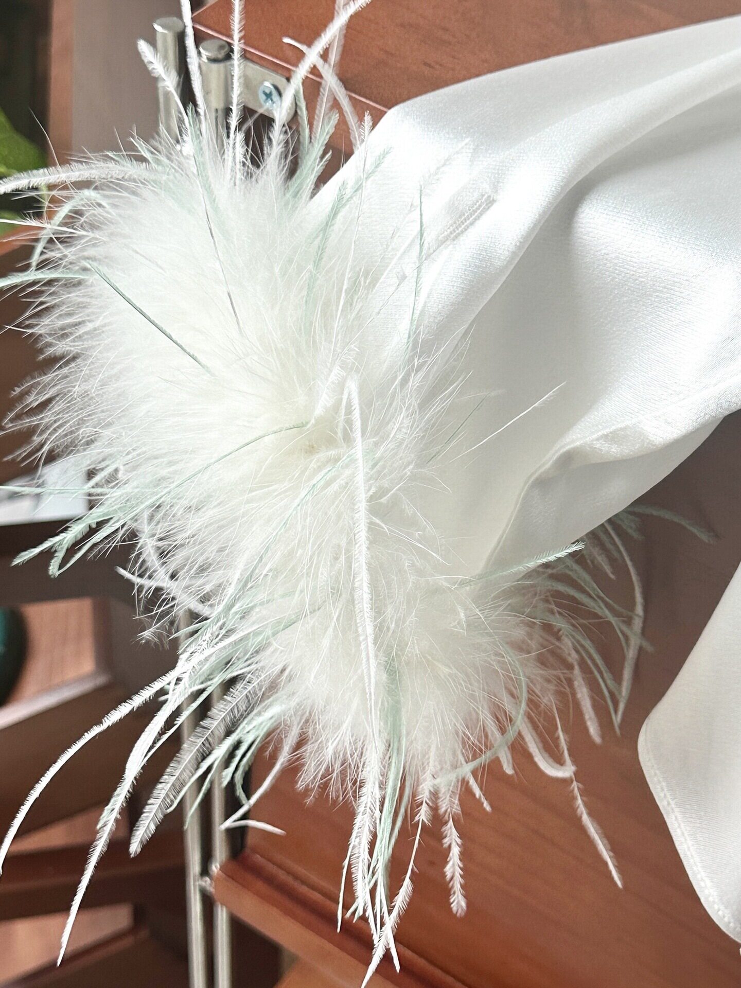 2024 NEW CHINESE STYLE SLANTED PLACKET STAND COLLAR NEW CHINESE WOMENS TOP DESIGN OSTRICH FEATHER WHITE SHIRT SHIRT
