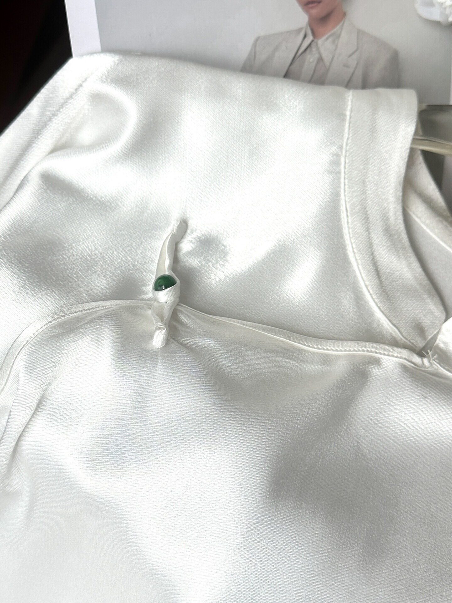 2024 NEW CHINESE STYLE SLANTED PLACKET STAND COLLAR NEW CHINESE WOMENS TOP DESIGN OSTRICH FEATHER WHITE SHIRT SHIRT