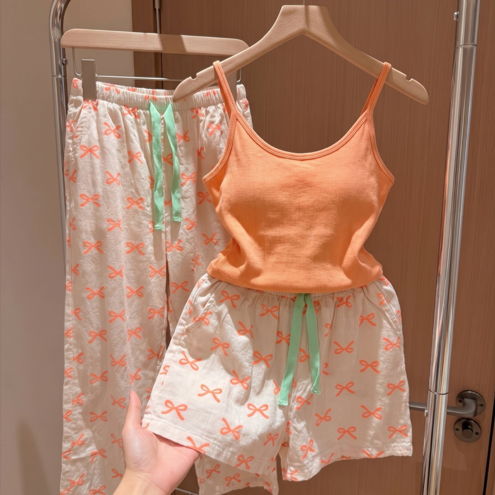 简约橙色蝴蝶结带胸垫吊带短裤睡衣女夏季款舒适家居服套装可外穿图片