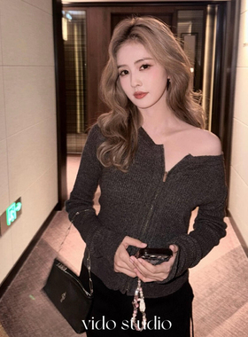 白鹿同款灰色斜肩拉链毛衣女露肩长袖显瘦辣妹穿搭针织衫上衣春秋