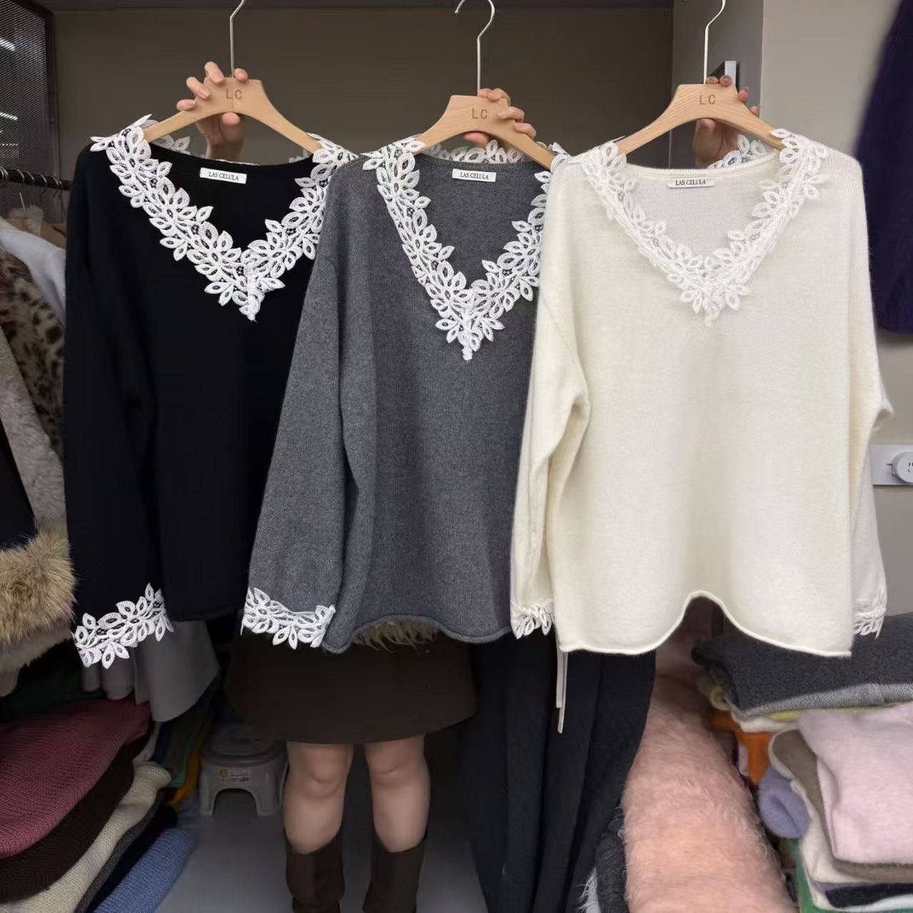 羊毛蕾丝拼接V领女针织衫毛衣