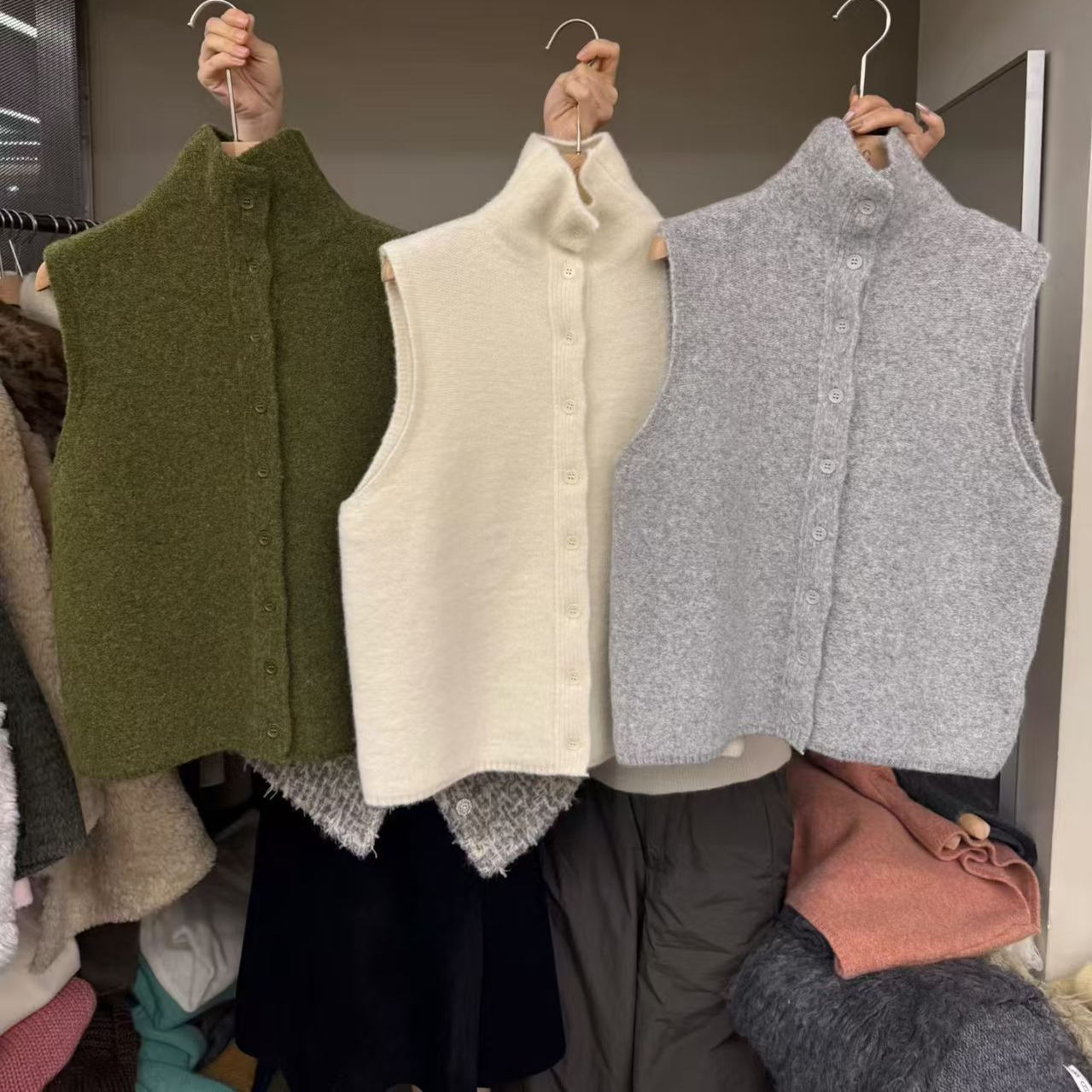 高领单排扣针织马甲女无袖背心潮