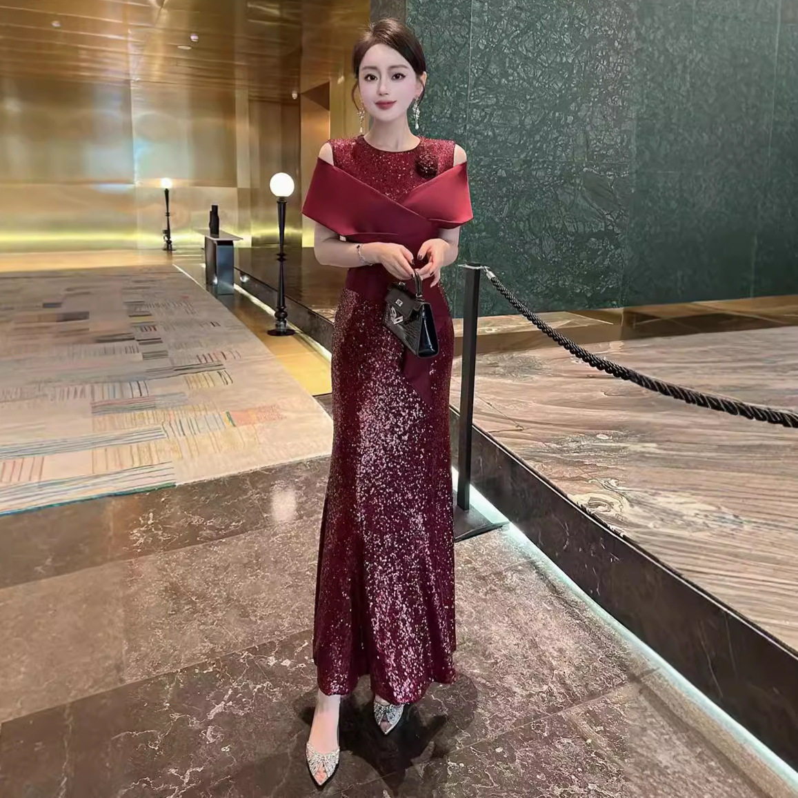 2025酒红色亮片连衣裙女露肩包臀鱼尾长裙高端奢华订婚宴装会礼服