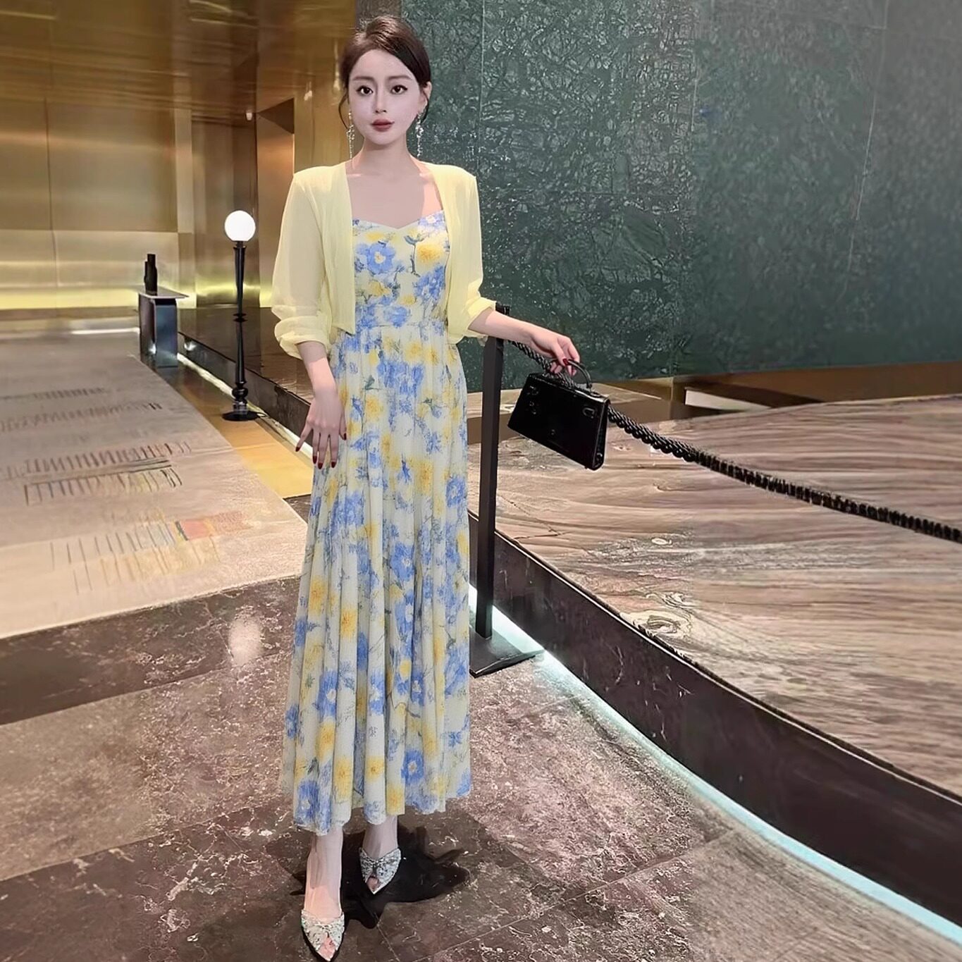 2026春季多巴胺穿搭轻奢高级感大方得体黄色碎花吊带连衣裙套装