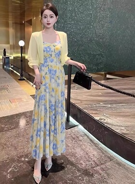 2026春季多巴胺穿搭轻奢高级感大方得体黄色碎花吊带连衣裙套装