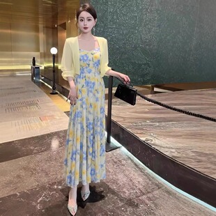 2026春季多巴胺穿搭轻奢高级感大方得体黄色碎花吊带连衣裙套装