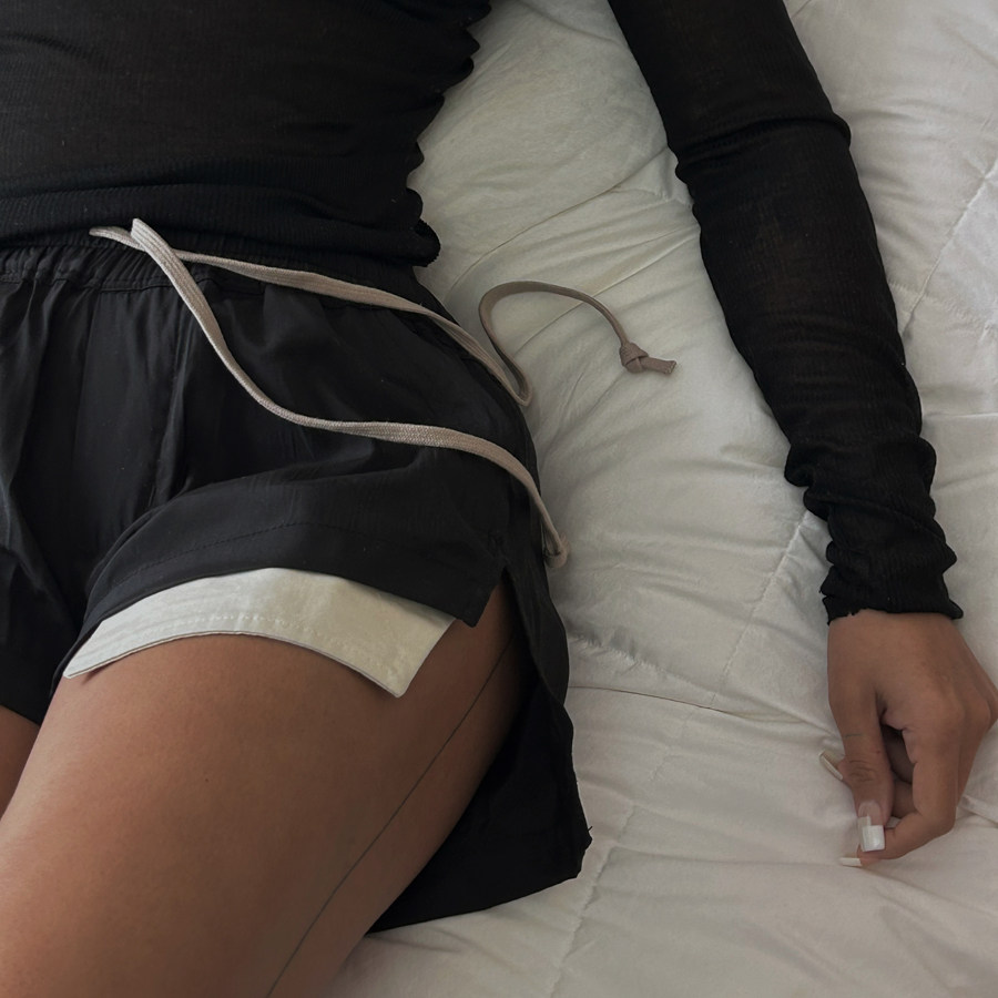 欧美RO暗黑风性感修身露兜撞色双飘带尼龙面料黑色小短裤女装春夏
