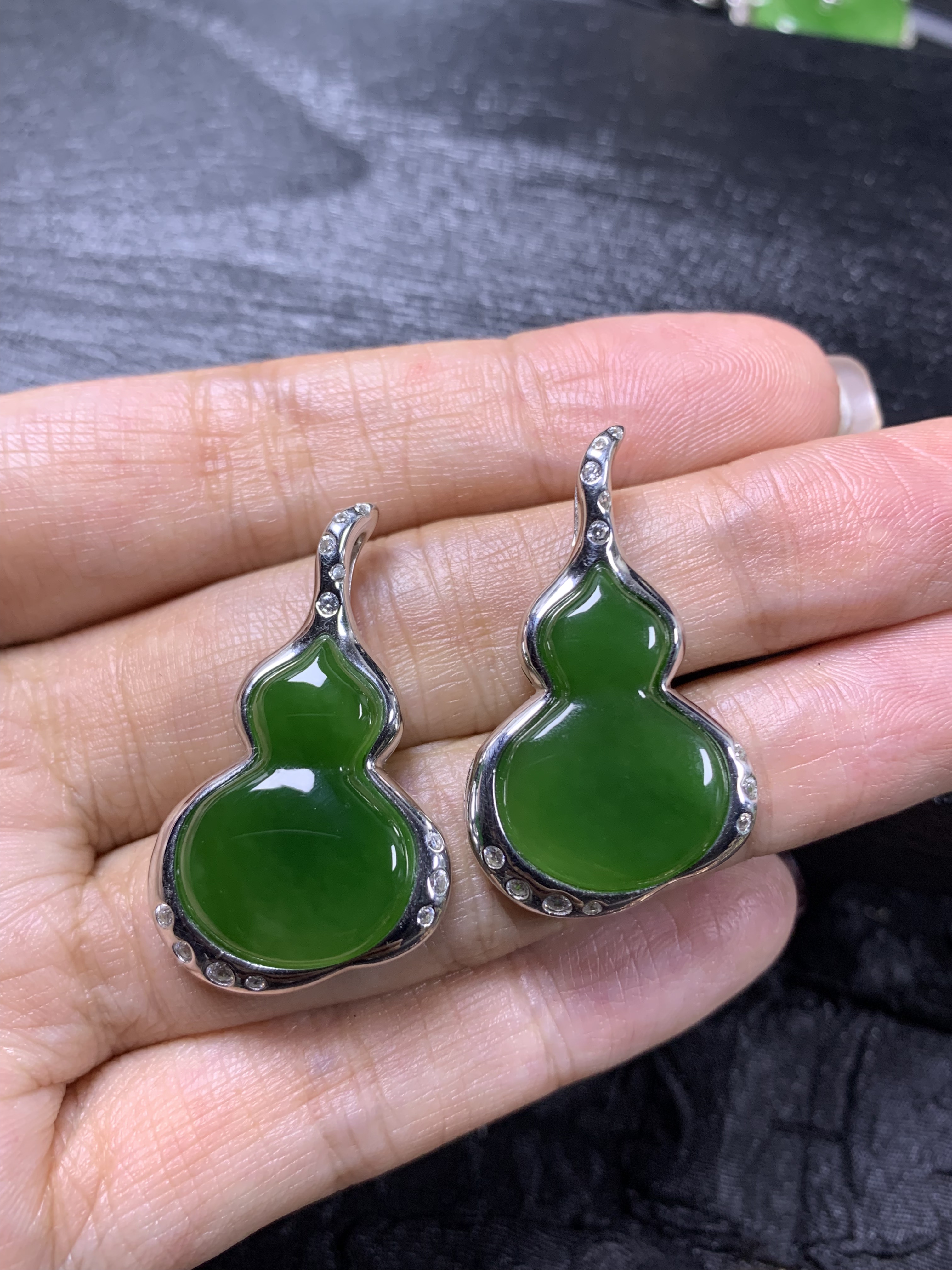 和田玉俄料老料葫芦吊坠（货头高品质）