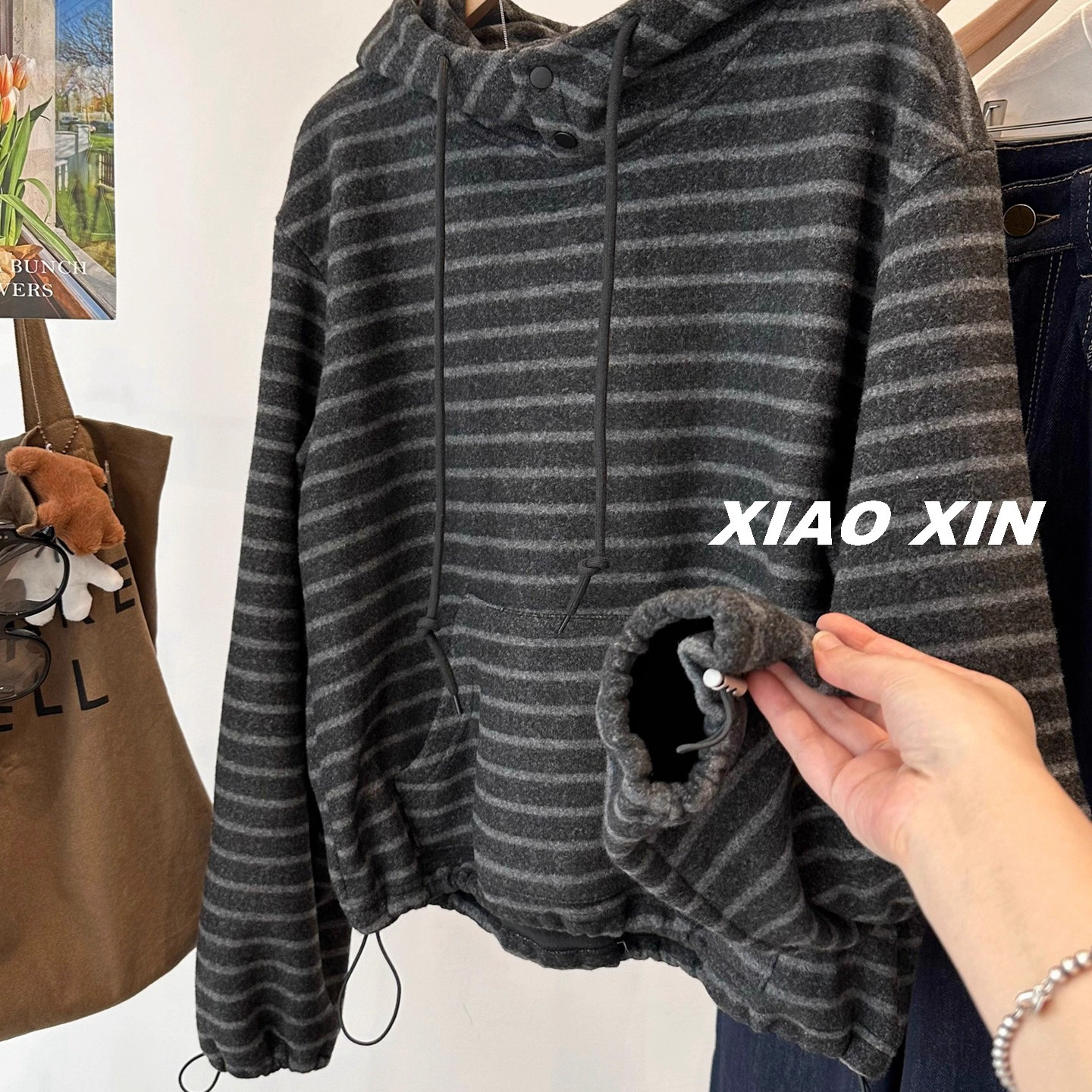 韩版灰色条纹纽扣连帽磨毛加绒卫衣女秋冬新款2025年长袖宽松帽衫