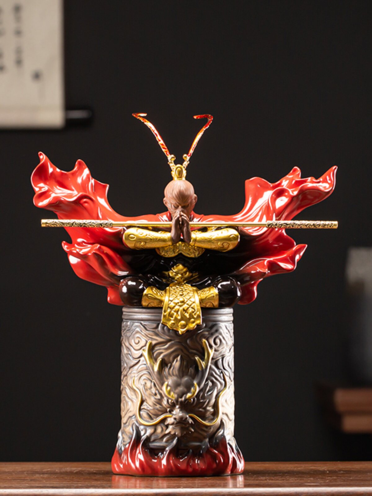 크리 에이 티브 보라색 모래 원숭이 왕 원숭이 왕 장식품 홈 거실 데스크탑 선 세라믹 장식 부처님을 물리 치기 위해 싸우는