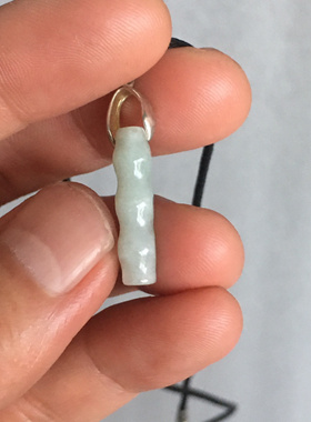 3.39克所图所示翡翠小挂件一枚，宽6.6高21.0mm